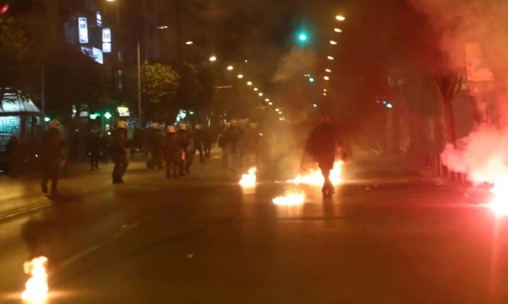 Θεσσαλονίκη: Μολότοφ και ένταση μετά την πορεία για το Πολυτεχνείο (Βίντεο)